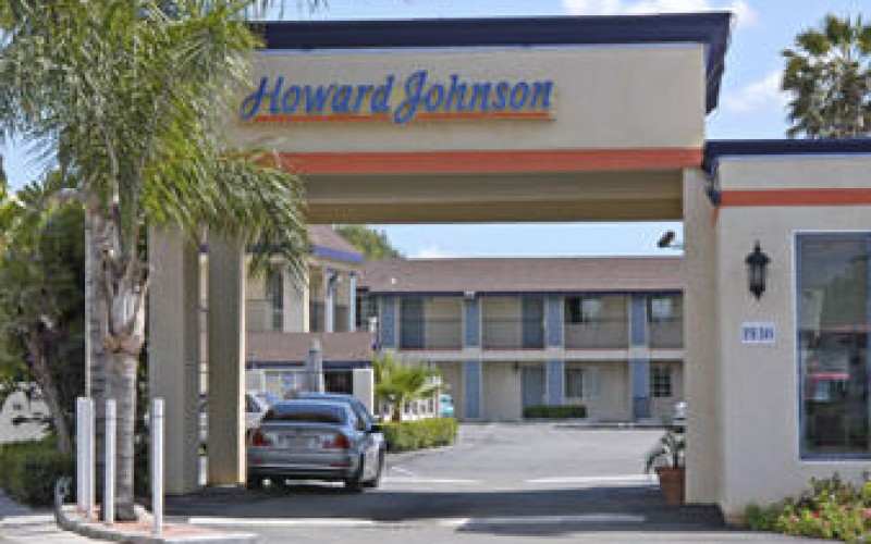 Howard Johnson Inn & Suites Entrance